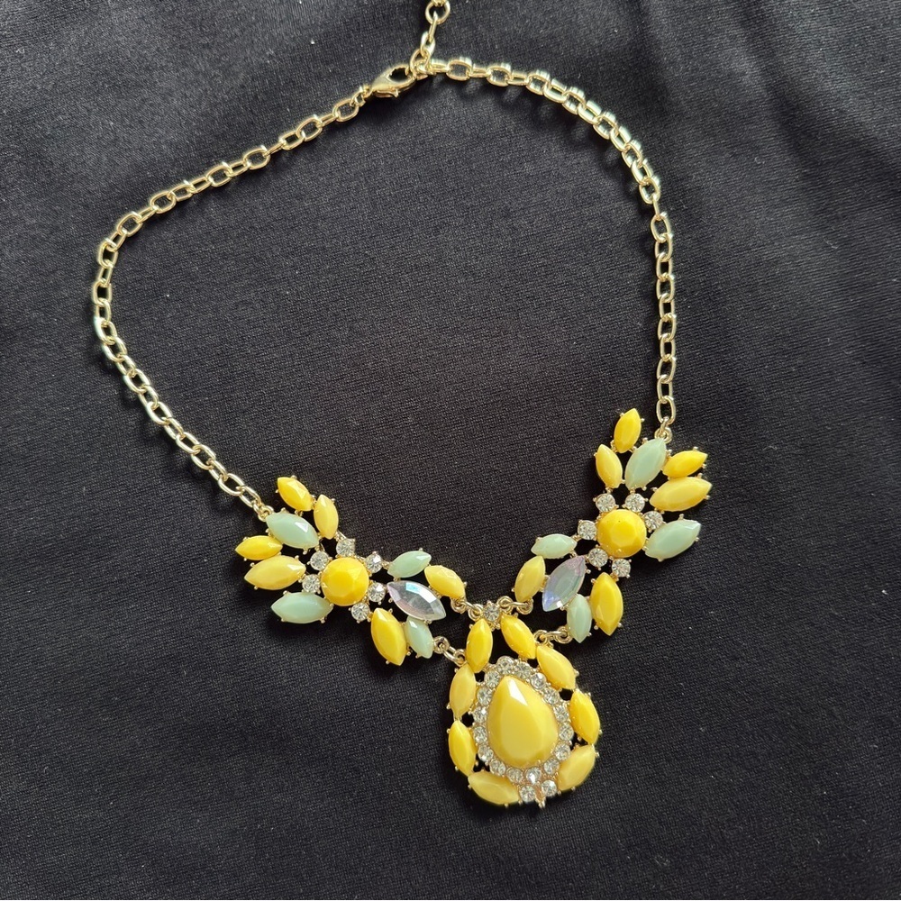 Elegant Floral Jewelry Set - Picture 3 of 4